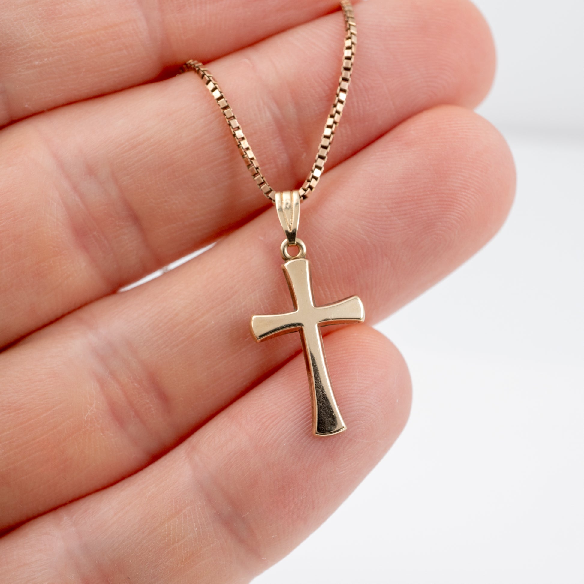 9ct gold gold cross necklace with box link chain
