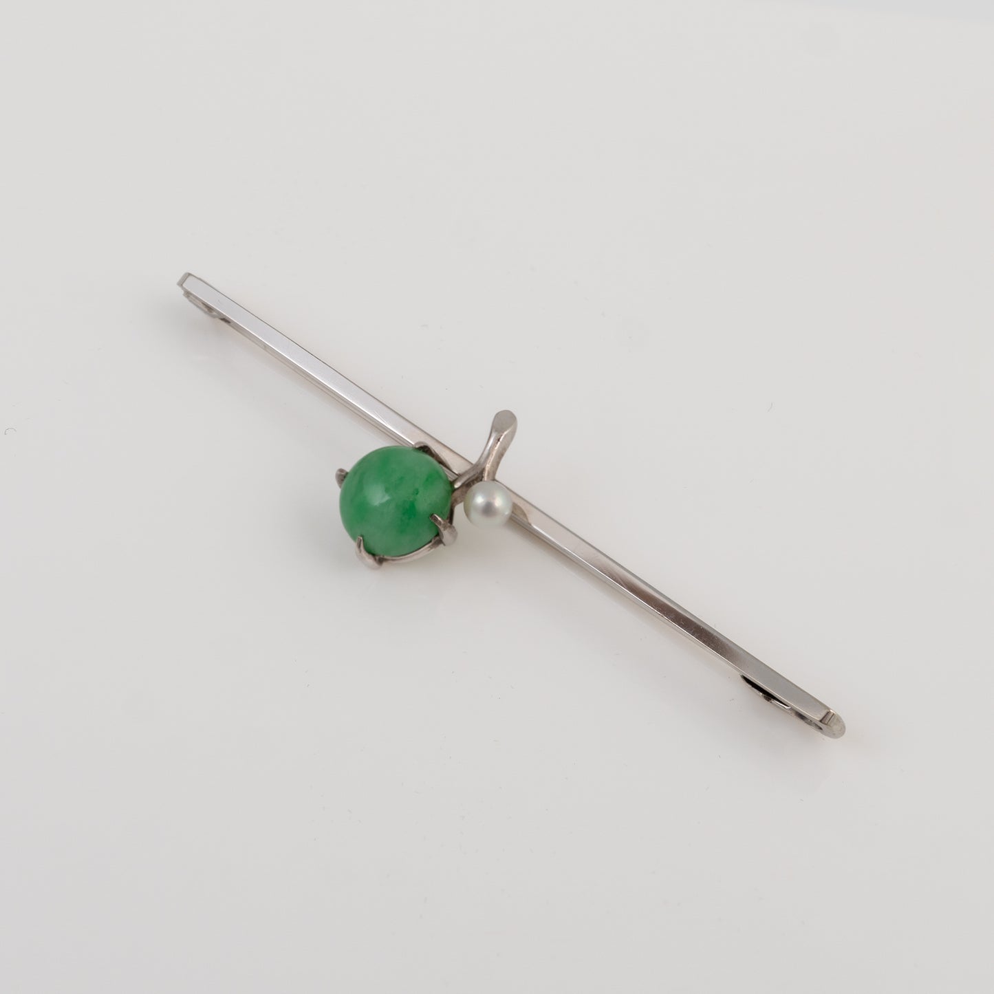 Jade Bar Brooch in 9ct White Gold – Pearl Apple Motif