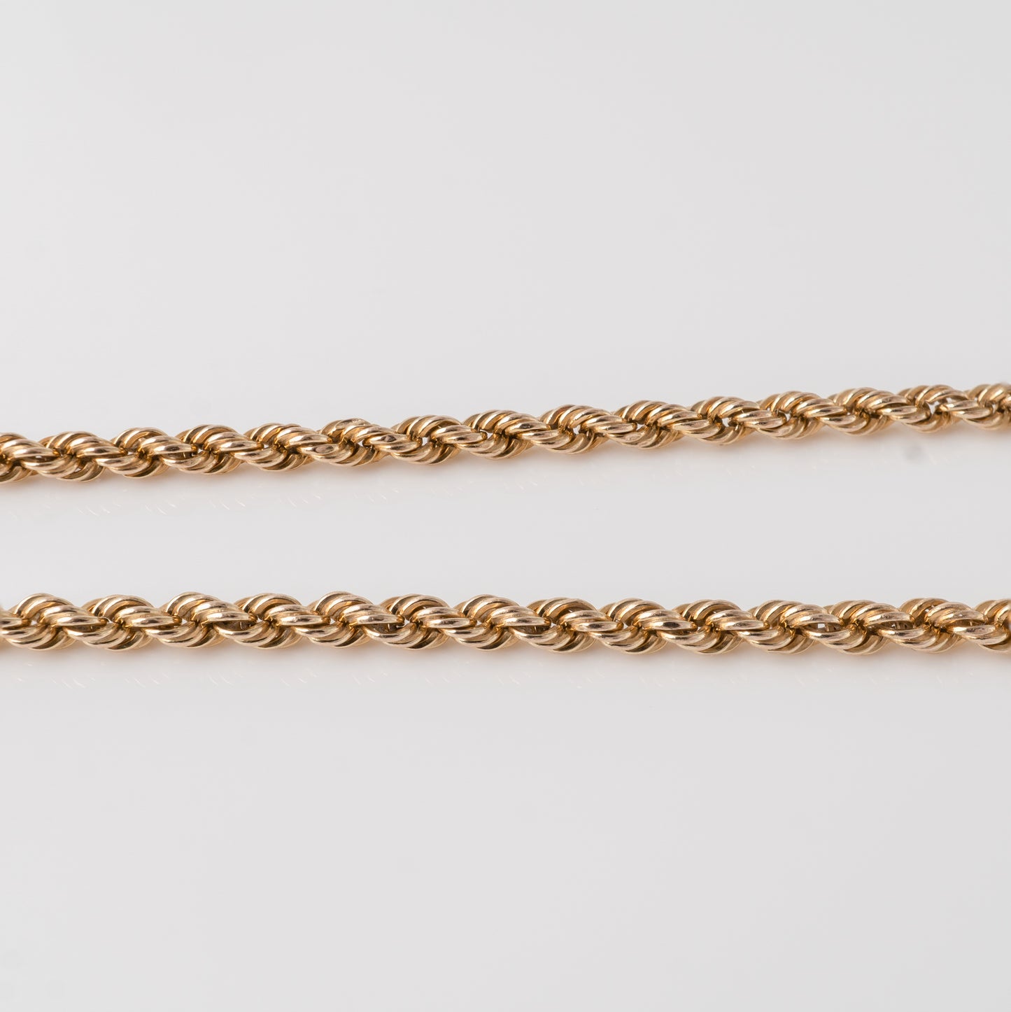 Close-up of two twisted rope links on the 375 gold rope bracelet – Hunters Fine Jewellery.