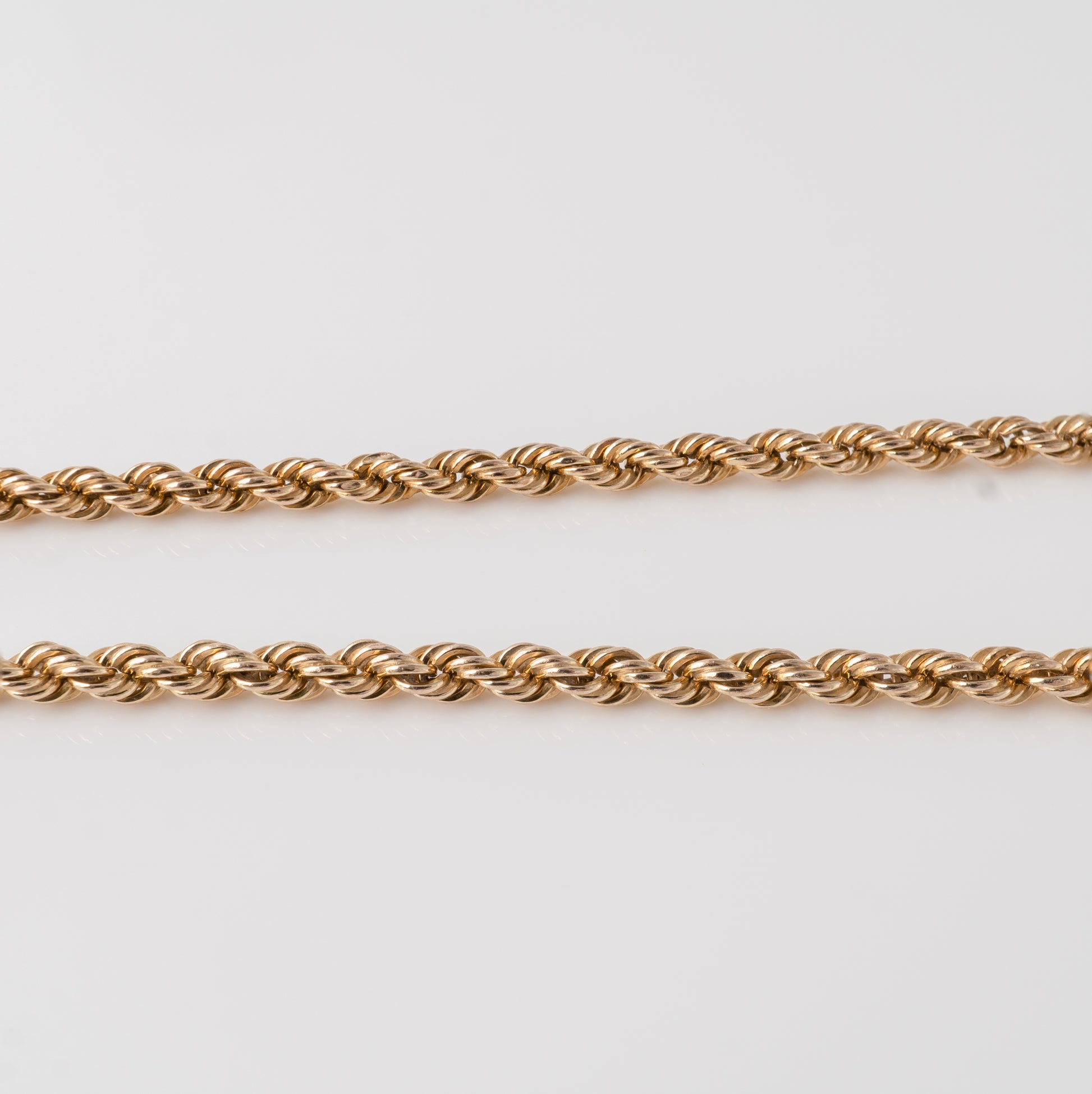 Close-up of two twisted rope links on the 375 gold rope bracelet – Hunters Fine Jewellery.