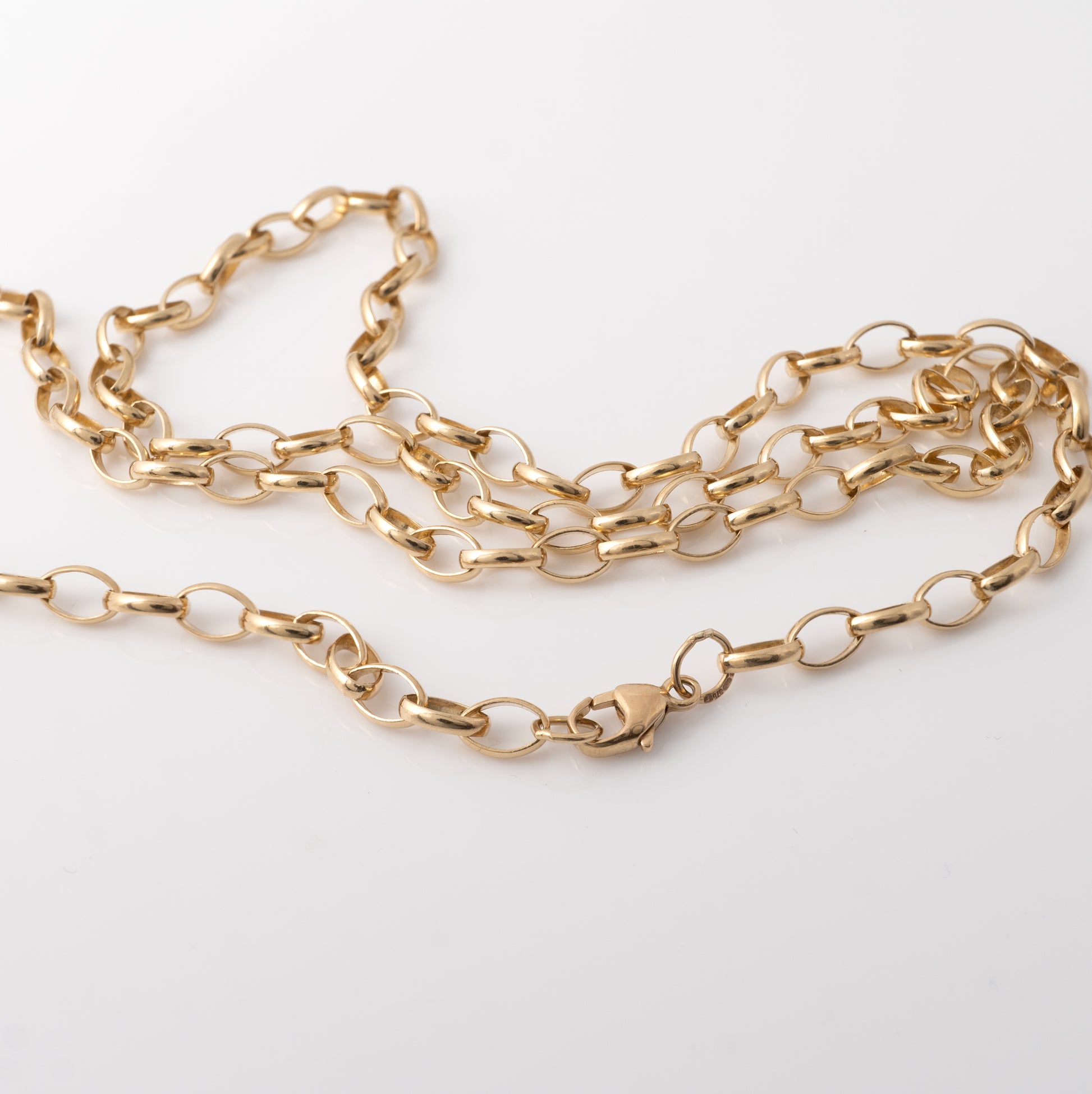 Close-up of belcher chain links in 9ct yellow gold